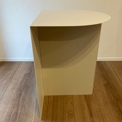 ハーフムーン スチール製サイドテーブルホワイト（モダンピープルズ）の画像