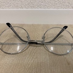 伊達メガネ
