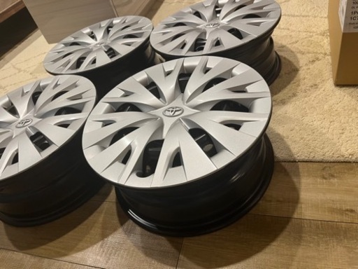 ✨新車外し✨　ヤリス　純正ホイール　ホイールキャップ　4本セット　15インチ　ナット付き