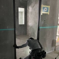 ▼建具取付けスタッフ：正社員▼ ★経験ゼロでOK♪試用期間後に必ず給与アップ！ 社長と従業員1名の会社だからフォロー体制もバツグン★ 休憩中はワイワイ賑やか！"楽しく働く"が叶えられちゃう★の画像