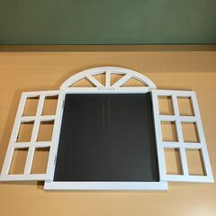 窓形壁掛け黒板オブジェ（ホワイト/ブラック）の画像