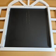 窓形壁掛け黒板オブジェ（ホワイト/ブラック）の画像