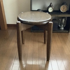 レトロ　木製の椅子　(お話中です)