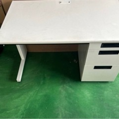 事務机　一台