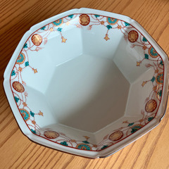 九谷焼　金山窯　八角鉢　赤絵瓔珞紋　白粒鉄仙　大鉢　菓子鉢　金彩の画像