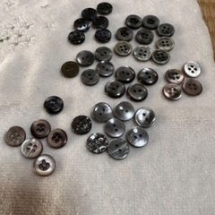 中古ボタン 光るタイプ  黒、グレー等40個の画像
