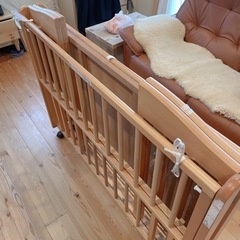 値下げ‼️ベビーベッド　収納スペース有りの画像