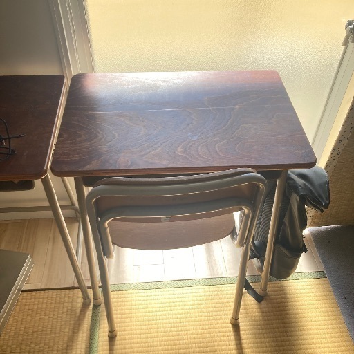 学校の机　4台あります　レトロ　シャビー　ガレージ　インテリア　ノスタルジー　給食