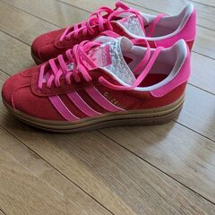 adidasガゼル色ボールド23・5cmの画像