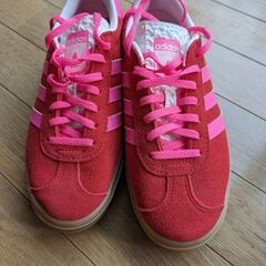 adidasガゼル色ボールド23・5cmの画像