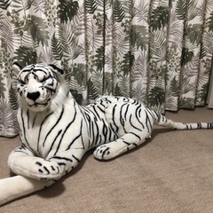 大きなホワイトタイガーのぬいぐるみ
