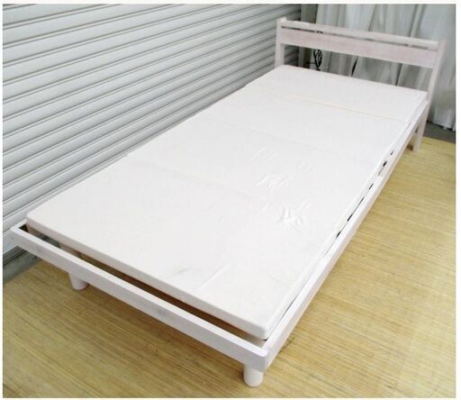 白家具　シングルサイズ　ベッド　フレーム　マットレス付き　2口コンセント　木製フレーム　ホワイト　ウッド　寝具　引き取り歓迎