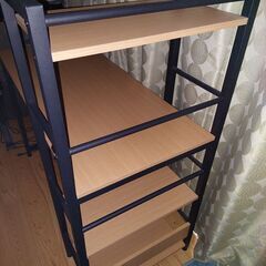 デスク 三段(天板を入れると四段)の棚付きの画像
