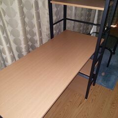 デスク 三段(天板を入れると四段)の棚付きの画像