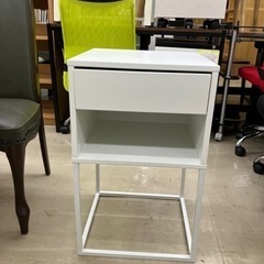 💛IKEA💛高さあるベッドと相性◎💛サイドテーブル　869