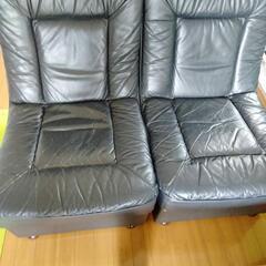 本革製の一人掛けソファ2脚の画像