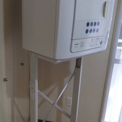 値下げしました　東芝　TOSHIBA 衣類乾燥機と乾燥機ラックの画像