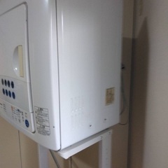 値下げしました　東芝　TOSHIBA 衣類乾燥機と乾燥機ラックの画像