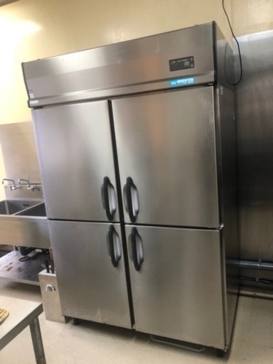 業務用冷蔵庫と、業務用フライヤー