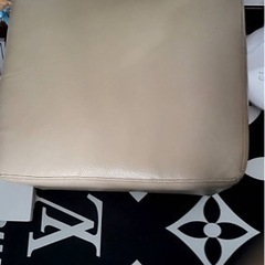 値下げ！椅子　レザー調　クリーム色　オットマンの画像