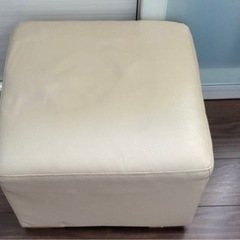 値下げ！椅子　レザー調　クリーム色　オットマンの画像