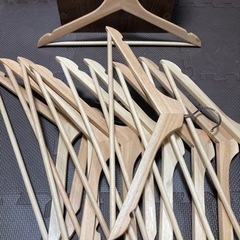 【美品】IKEA イケア　丈夫な木製ハンガー　12本セットの画像