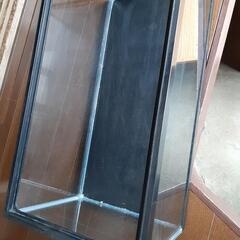 　カブトムシ飼育用にひび割れた水槽