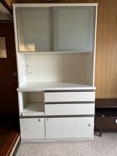 ダイニングテーブルセット、食器棚