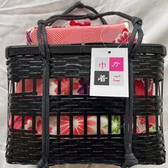 女性もの浴衣一式＜未使用＞作り帯のため素人でも簡単に着用可＜フリーサイズ＞かご巾着・下駄・腰紐2本もセットの画像