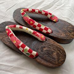 女性もの浴衣一式＜未使用＞作り帯のため素人でも簡単に着用可＜フリーサイズ＞かご巾着・下駄・腰紐2本もセットの画像