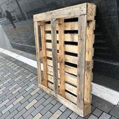 木製パレット 2枚　と、仕切りボードの画像