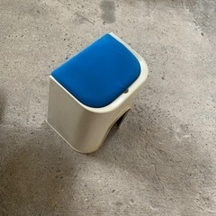 レトロ椅子　青小物入れあり