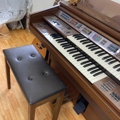 ペダルが割れていますが演奏は出来ます。ヤマハです。