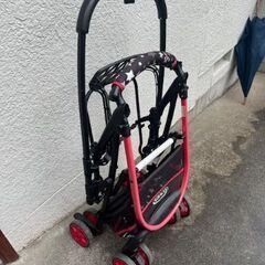 折りたたみ可能な歩行器にもなります。