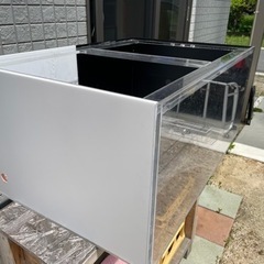 白黒アクリル水槽の画像