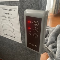 勉強机に座りながら膝から下をホットカペットで膝掛け付き、