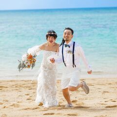 沖縄本島のビーチでウェディングフォト - うるま市