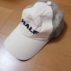 ベージュのキャップ帽子