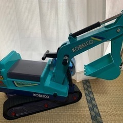 乗って遊べるショベルカーの画像