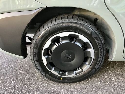 新型シエンタ　タイヤ　エコピア　中古３本　新品同様１本