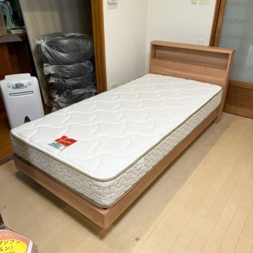 【超美品‼️】定価114,490円♪ 高級 フランスベッド シングルベッド フレームマットレスセット 照明･コンセント付き 木目調ライトブラウン♪