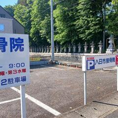 大きな壺や小さな植木鉢、もらってください。