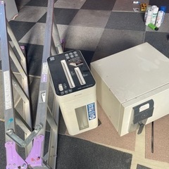 金庫、シュレッダー、三脚