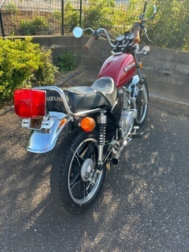 スズキ　GN125H カスタム　赤　弾丸マフラー　旧車スタイル　吸い込み　