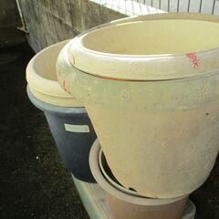 【中古プラスチック】丸中植木鉢~丸大植木鉢10個口・四角中植木鉢3個口無料・引き取りの方のみの画像