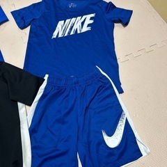 NIKE 　男の子　4枚　　セットアップ
の画像