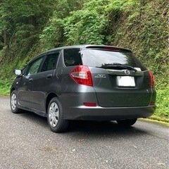 フィットシャトル　ホンダ　低走行距離　ガンメタ　グレー　低燃費の画像