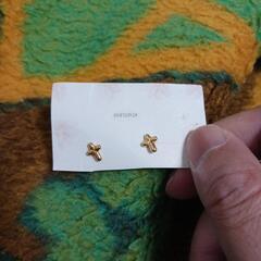 18金ピアス　十字架