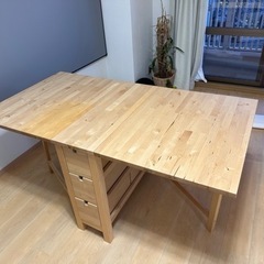 家具 収納家具 キャビネットと椅子の画像