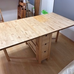 家具 収納家具 キャビネットと椅子の画像